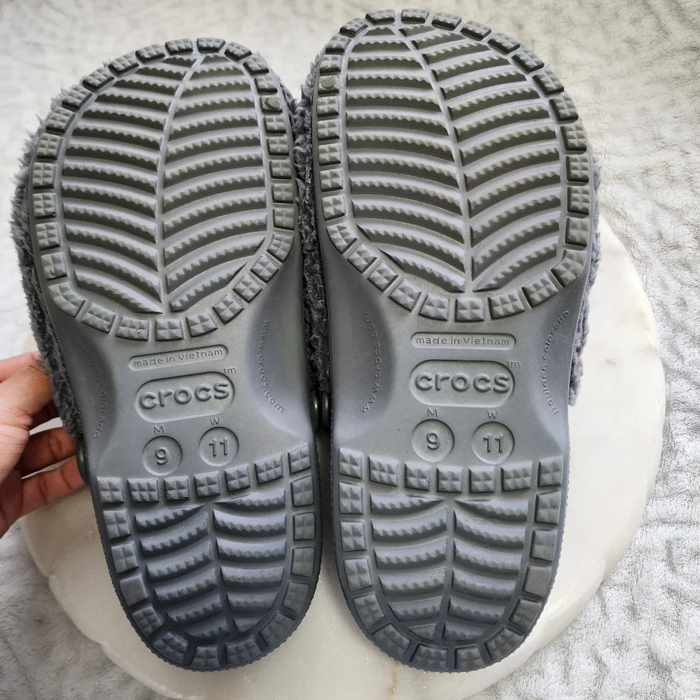 Crocs Classic Fuzz Mania Unisex Faux Fur Clogs Size Men's 9 Women's 11 Grey - Picture 9 of 11